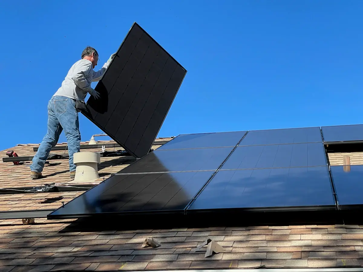 Echipă Dobrosun instalând panouri fotovoltaice pe acoperiș