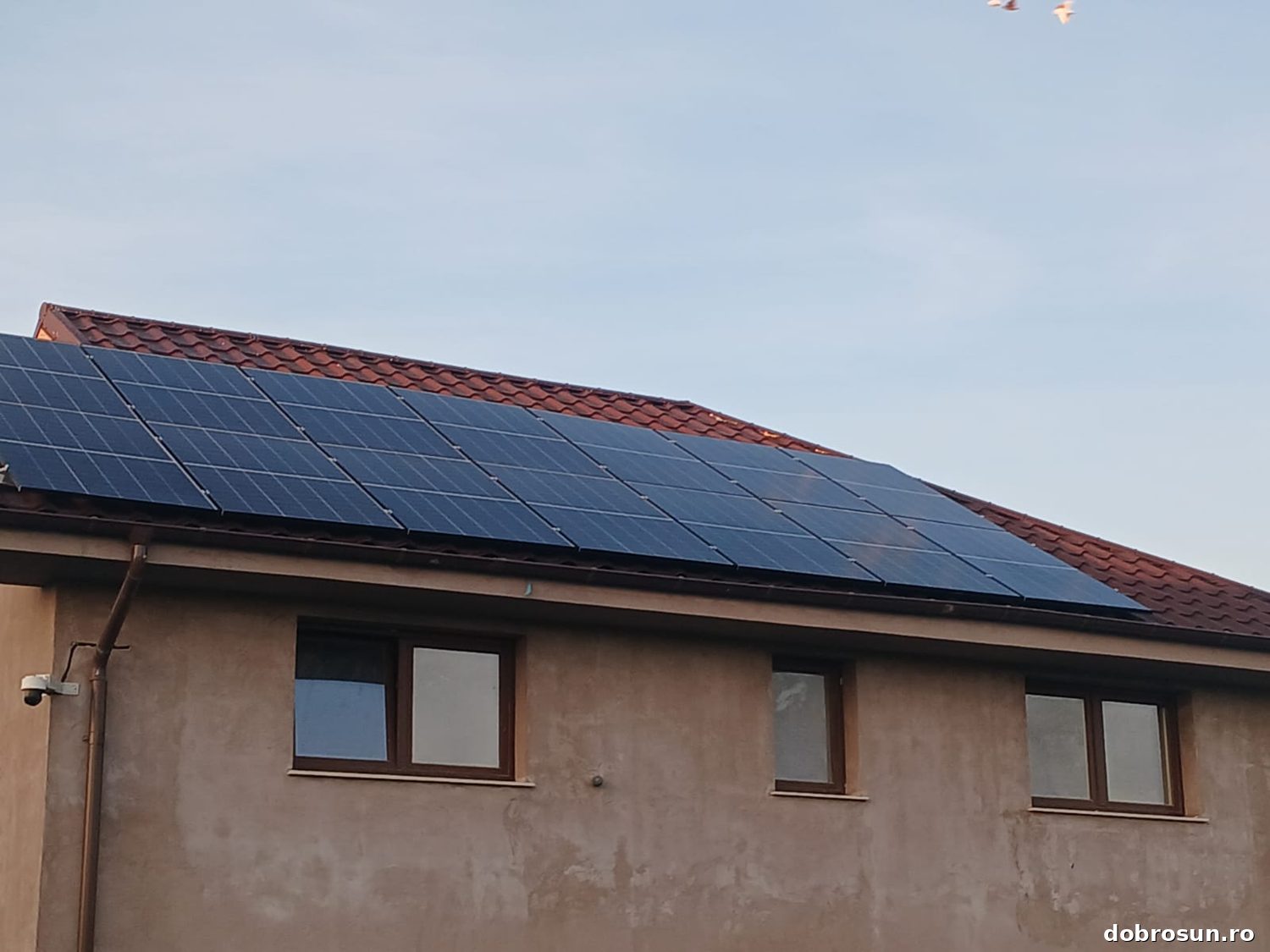Sistem pe acoperiș, montaj îngrijit — instalație fotovoltaică realizată de Dobrosun