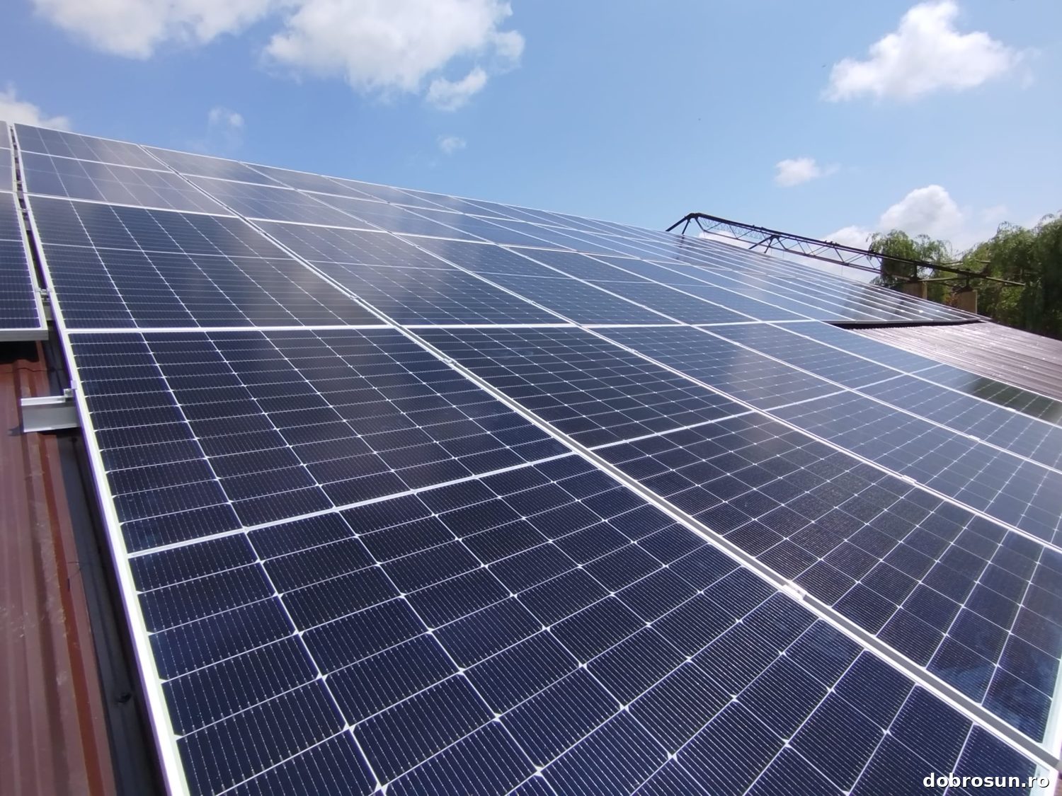 Sistem pe acoperiș, în plan apropiat — instalație fotovoltaică realizată de Dobrosun