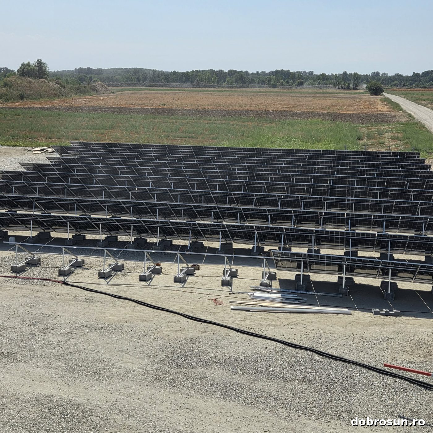 Montaj la sol, în execuție — instalație fotovoltaică realizată de Dobrosun, Slatina